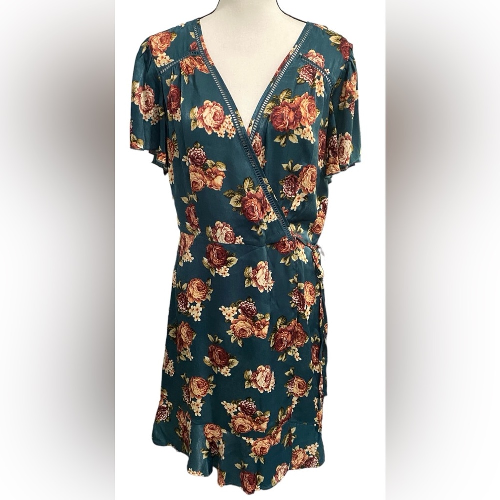Xhiliration Floral Satin Wrap Dress Size Large NWT
